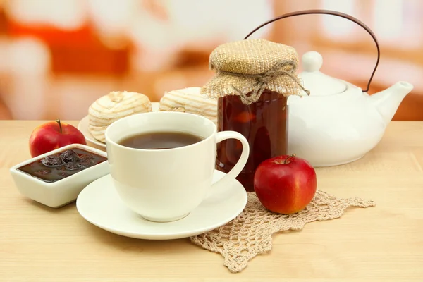 Desayuno ligero con té y mermelada casera, sobre mesa de madera —  Fotos de Stock