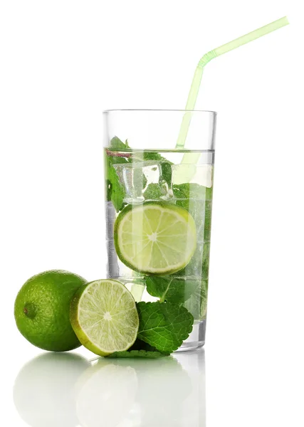 Vaso de agua con hielo, menta y cal aislados sobre blanco —  Fotos de Stock