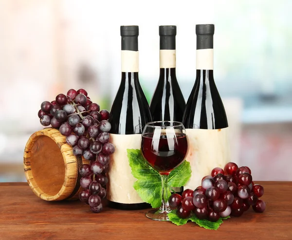 酒、 木制桶和葡萄，在明亮的背景上的组成 — 图库照片
