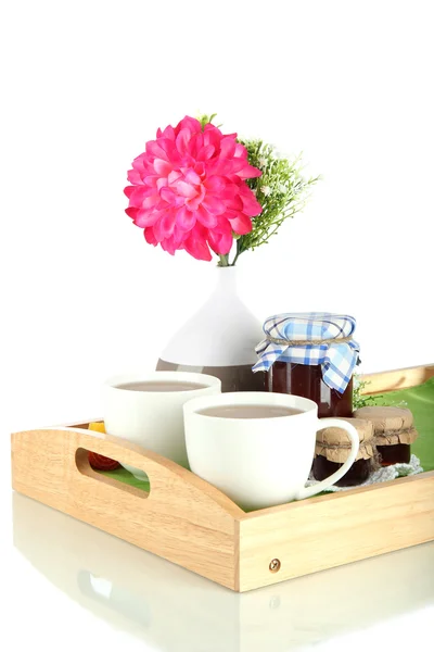 Tasses de thé avec fleur et confiture sur plateau en bois isolé sur blanc — Photo