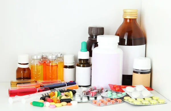 Medical bottles and pills on shelf — Stock Photo, Image