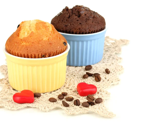 Cupcakes in bowls for baking isolated on white — Stock Photo, Image