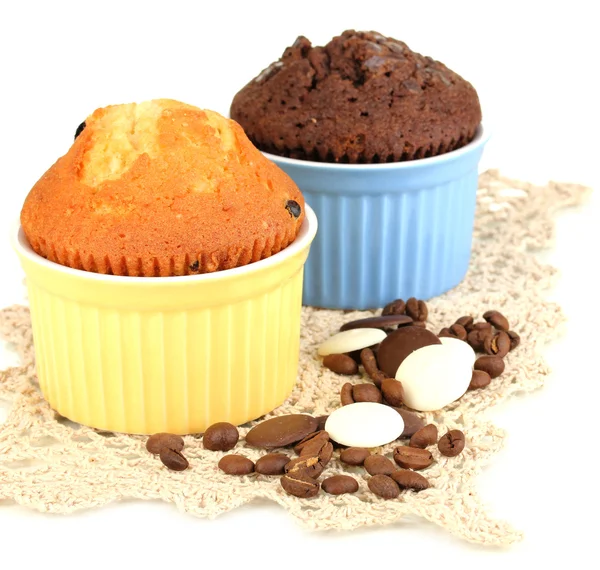 Cupcakes in bowls for baking isolated on white — Stock Photo, Image