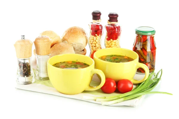 Geurige soep in kopjes geïsoleerd op wit — Stockfoto