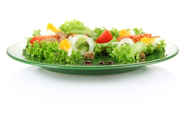 Salade fraîche mélangée aux œufs, tomates, feuilles de salade et autres légumes sur plaque de couleur, isolée sur blanc — Photo