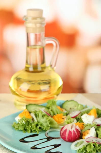 Insalata mista fresca con uova, foglie di insalata e altre verdure sul piatto di colore, su sfondo luminoso — Foto Stock