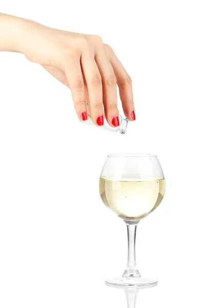 Налити щось у склянку з напоєм ізольовано на білому — стокове фото