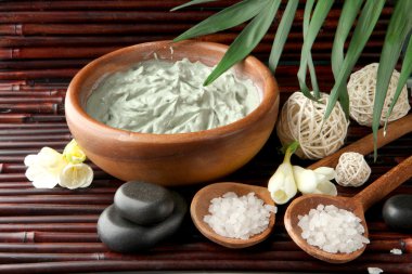 Bambu zemin üzerine spa uygulamaları için kozmetik kil ile kompozisyon