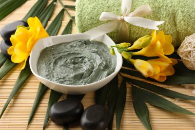Bambu zemin üzerine spa uygulamaları için kozmetik kil ile kompozisyon