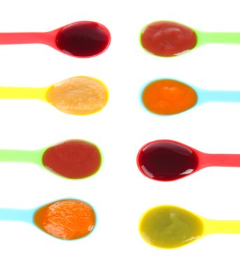 kaşık üzerine beyaz izole içinde bebek püresi