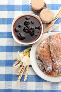 tat croissants ve sokup..... tableclot üzerinde