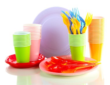 çok renkli plastik sofra üzerinde beyaz izole