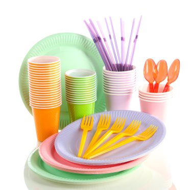 çok renkli plastik sofra üzerinde beyaz izole