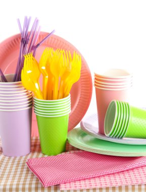çok renkli plastik sofra üzerinde beyaz izole