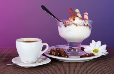 gofret sopa ve gri arka plan üzerine kahve dondurma