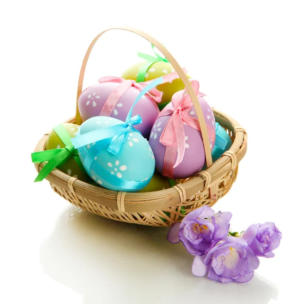 Fényes húsvéti tojás, íjak, kosár, elszigetelt fehér — Stock Fotó