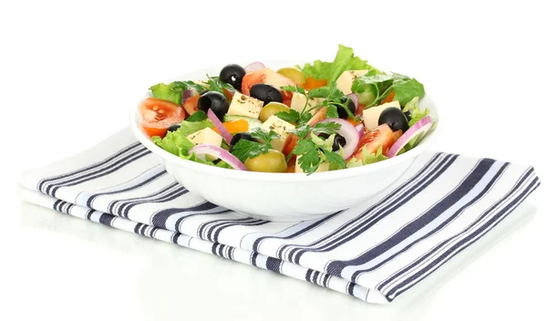 Греческий салат в тарелке изолирован на белом — стоковое фото