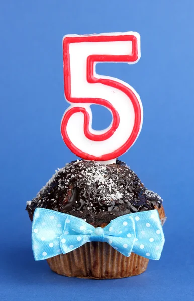 Birthday cupcake with chocolate frosting on blue background — Stock Photo, Image
