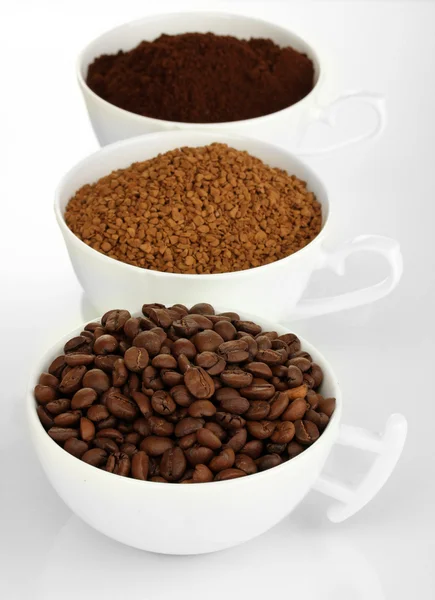 Różne rodzaje kawy w trzy kubki na białym tle — Zdjęcie stockowe