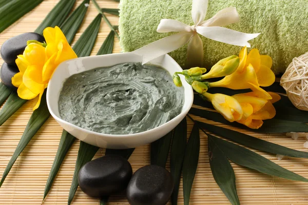 Komposition mit kosmetischem Ton für Wellness-Behandlungen, auf Bambus-Hintergrund — Stockfoto