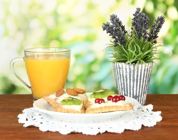 Lekkere canapeetjes met kaas, kiwi en cranberry, almond, op Kleurplaat, op lichte achtergrond — Stockfoto