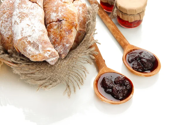 Assaggia croissant in cesto e marmellata isolati su merluzzo — Foto Stock