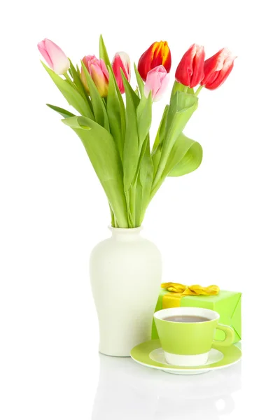 Schöne Tulpen im Eimer mit Geschenken und Tasse Tee isoliert auf weiß — Stockfoto