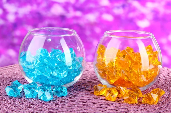 Γυαλιά με πολύχρωμο διακοσμητικών πετρωμάτων σε φωτεινό φόντο — Φωτογραφία Αρχείου