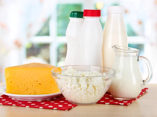 Produtos lácteos em onapkin na mesa na cozinha — Fotografia de Stock