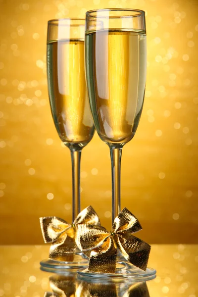 Two glasses of champagne on bright background with lights — Stock Photo, Image