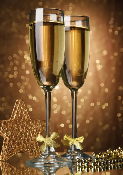 Due bicchieri di champagne su sfondo luminoso con luci — Foto Stock