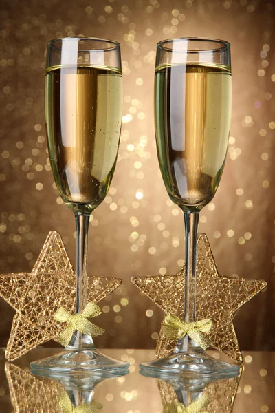 Two glasses of champagne on bright background with lights — Stock Photo, Image