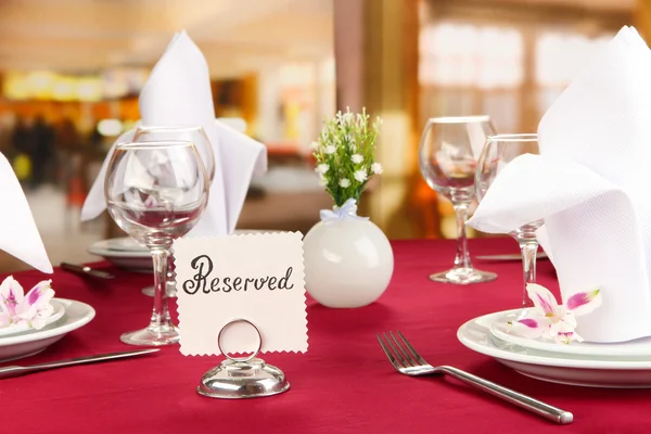 Reserverade tecken på restaurang bord med tomma skålar och glas — Stockfoto