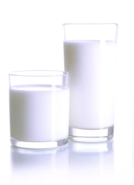 Два стакана молока, изолированных на белом — стоковое фото