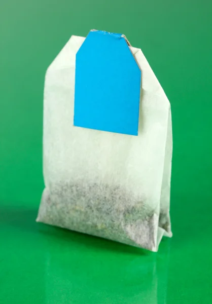 Bolsa de té en fondo verde — Stockfoto