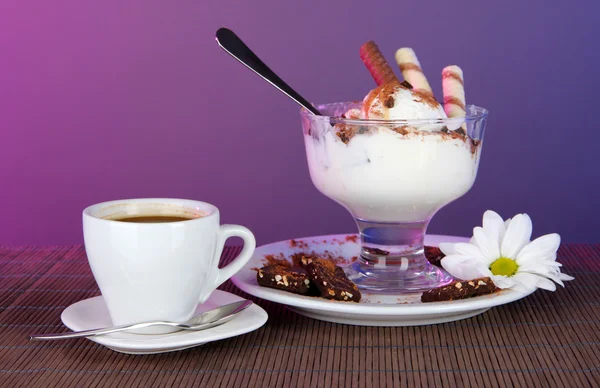 Gelato con bastoncini di wafer e caffè su sfondo grigio — Foto Stock