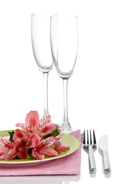 Cenário de mesa festiva com flores isoladas em branco — Fotografia de Stock