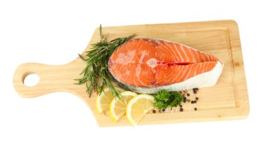 taze somon steak üzerinde beyaz izole kesme tahtası üzerinde