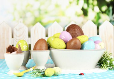 doğal zemin üzerine yumurta Paskalya ve çikolata bileşimi