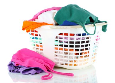 plastik sepet beyaz izole giysilerle