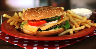 parlak zemin üzerine kızarmış patates ile lezzetli peynirli burger