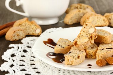 aromatik kurabiye cantuccini ve ahşap masa yakın çekim üzerinde kahve