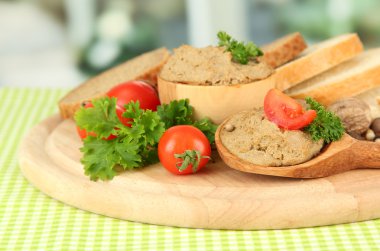taze ezme, domates ve parlak zemin üzerine ekmek bileşimi