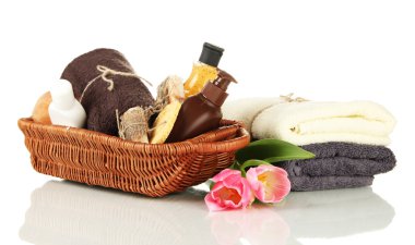 Kozmetik Şişeler ve üzerinde beyaz izole sabun sepeti,