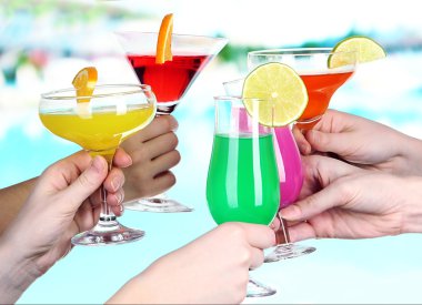 kokteyller havuz zemin üzerine ellerinde