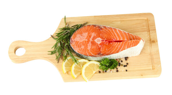 Свежий стейк лосося на разделочной доске, изолированный на белом
