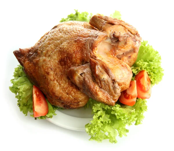 Sabroso pollo asado entero en plato con verduras, aislado en blanco — Foto de Stock