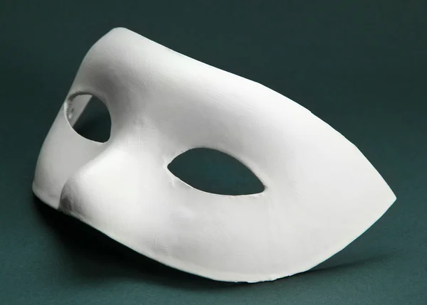 Fehér maszkot, a szürke háttér — Stock Fotó