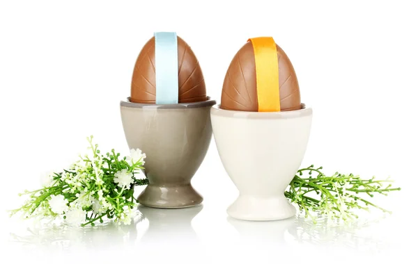 Čokoládová vajíčka ve stánku izolovaných na bílém — Stock fotografie