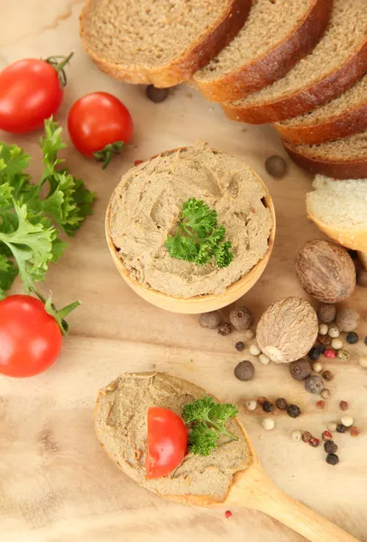 Paté fresco sobre cuchara de madera, sobre fondo de madera —  Fotos de Stock